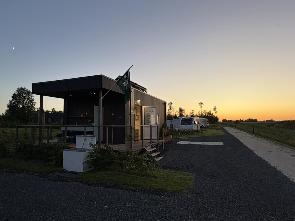 recreatieindetuin_camperplaatsen_chalets_overnachtingen_friesland_leeuwarden-01