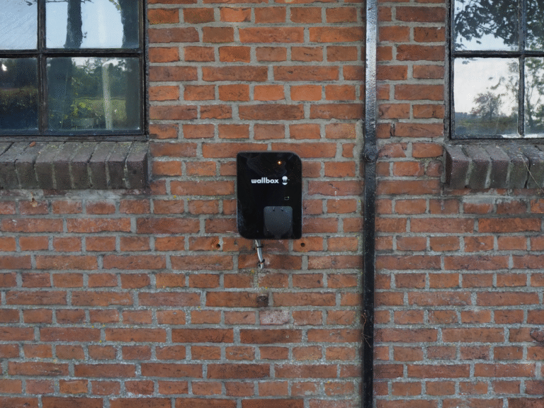 faciliteiten-recreatieindetuin-camperplaatsen-chalets-overnachting-leeuwarden-friesland-menaam-laadpaal-duurzaamheid