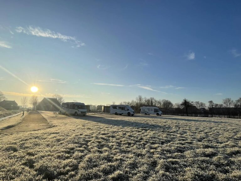 camperplaats-chalet-overnachten-noordwestfriesland-leeuwarden-menaam-recreatie-in-de-tuin-winter-03 (1)